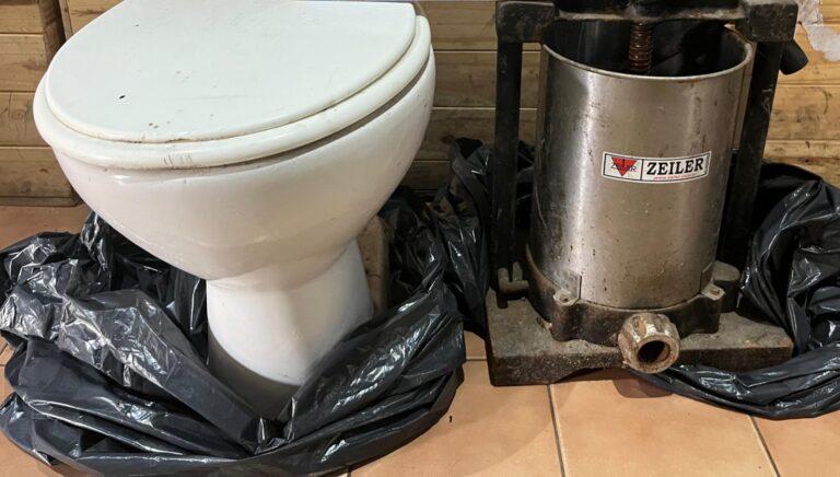 Ladrones con gustos “especializados”: se llevaron un inodoro y una prensa choricera de un bar