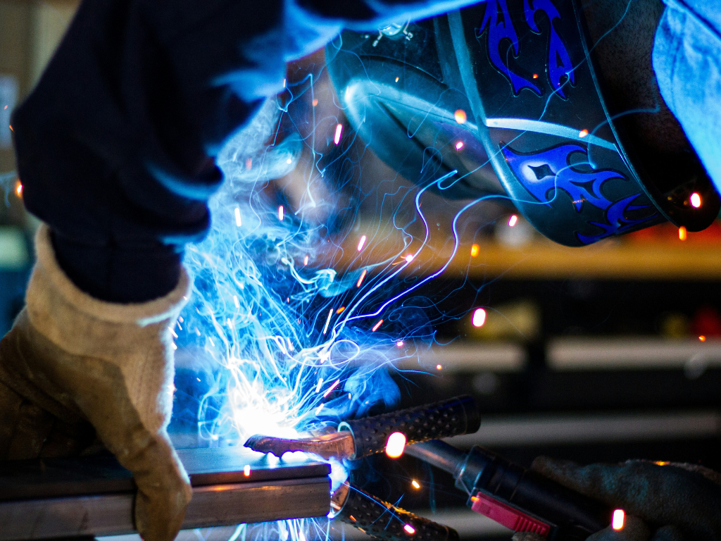 La actividad económica cayó en noviembre y afectó a la industria, el consumo y el agro