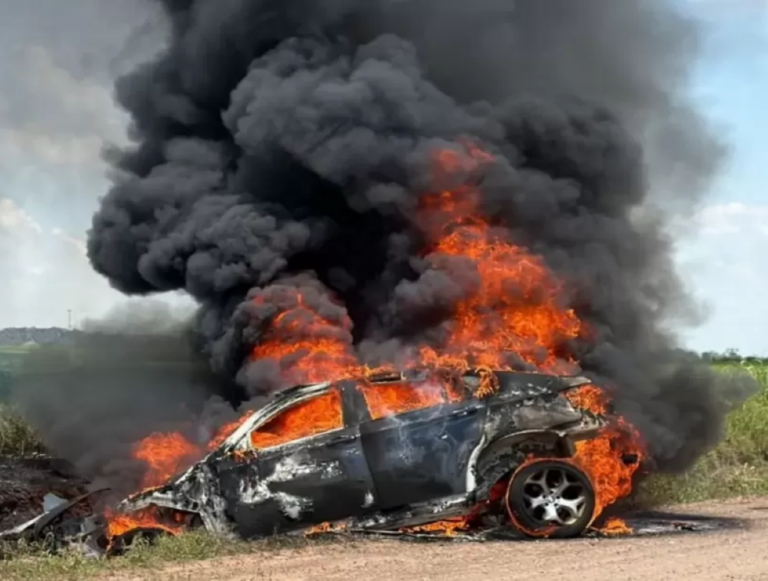 Incendio devastador de un automóvil tras un accidente en la ruta 10 cerca del Puente Chileno