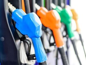 Baja de la nafta en estaciones de servicio tras el ajuste de precios anunciado por YPF