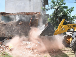 Máquina derrumbando búnker en operativo de microtráfico Santa Fe