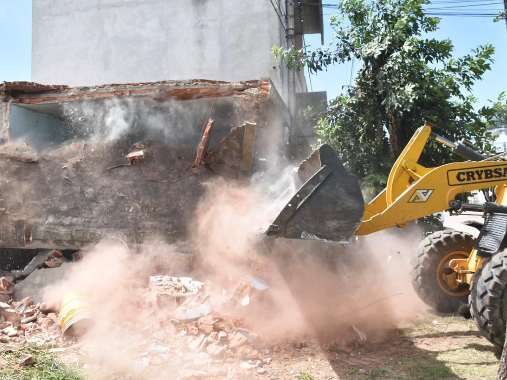 Máquina derrumbando búnker en operativo de microtráfico Santa Fe