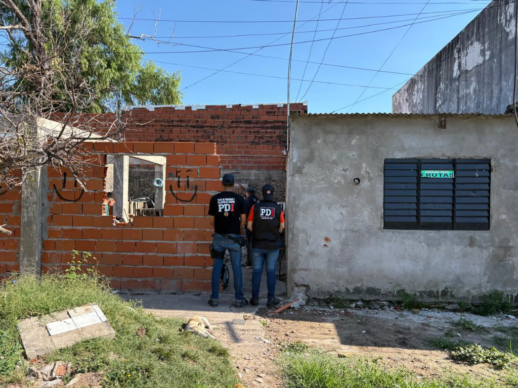 Frente de la vivienda allanada en Rosario en investigación por abuso sexual y robo calificado