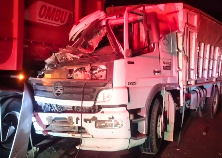 Choque por alcance entre dos camiones en la AO12 dejó un chofer con lesiones leves
