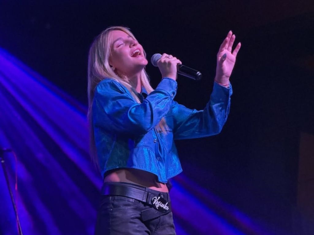 Francesca, joven talento de San Lorenzo, sonríe antes de su presentación en la semifinal de Bienvenidos a Ganar.