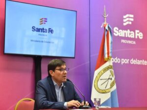 Ministro José Goity anunciando el calendario escolar 2026 en Santa Fe