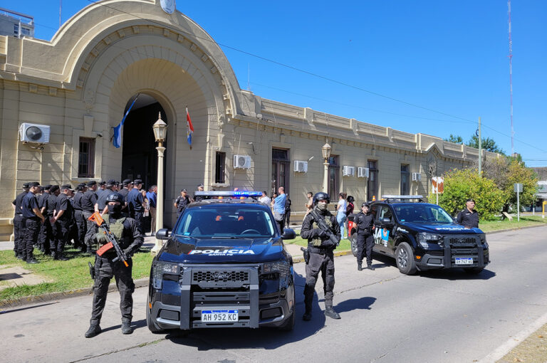 Provincia entregó dos nuevos móviles policiales y destacó la histórica baja de la violencia en Santa Fe