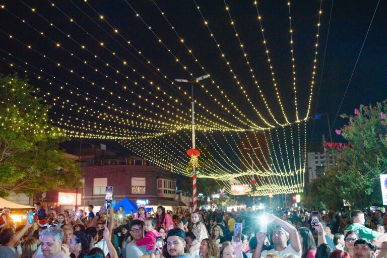 Papá Noel llega a San Lorenzo con un desfile sobre la avenida San Martín