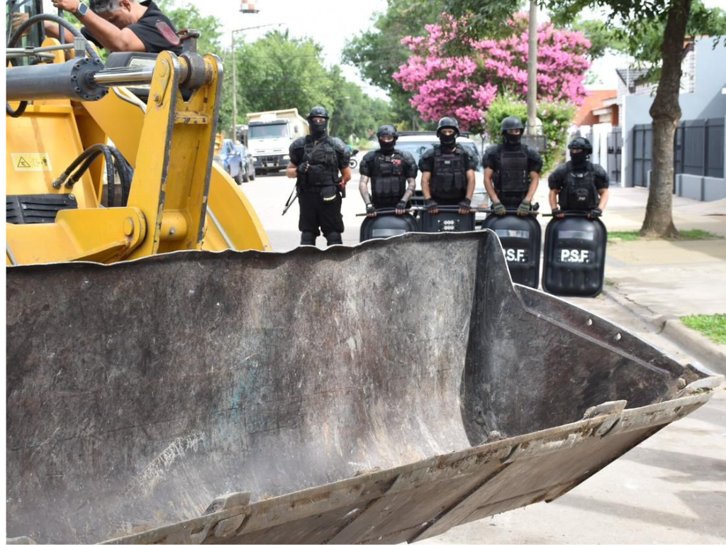 Policías y autoridades recorren el búnker derribado en operativo de microtráfico en Santa Fe"