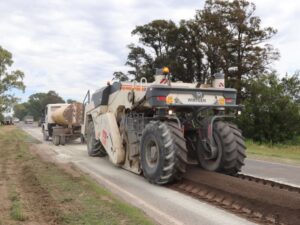 Avance de obras en rutas provinciales de Santa Fe, con maquinaria trabajando sobre el pavimento.