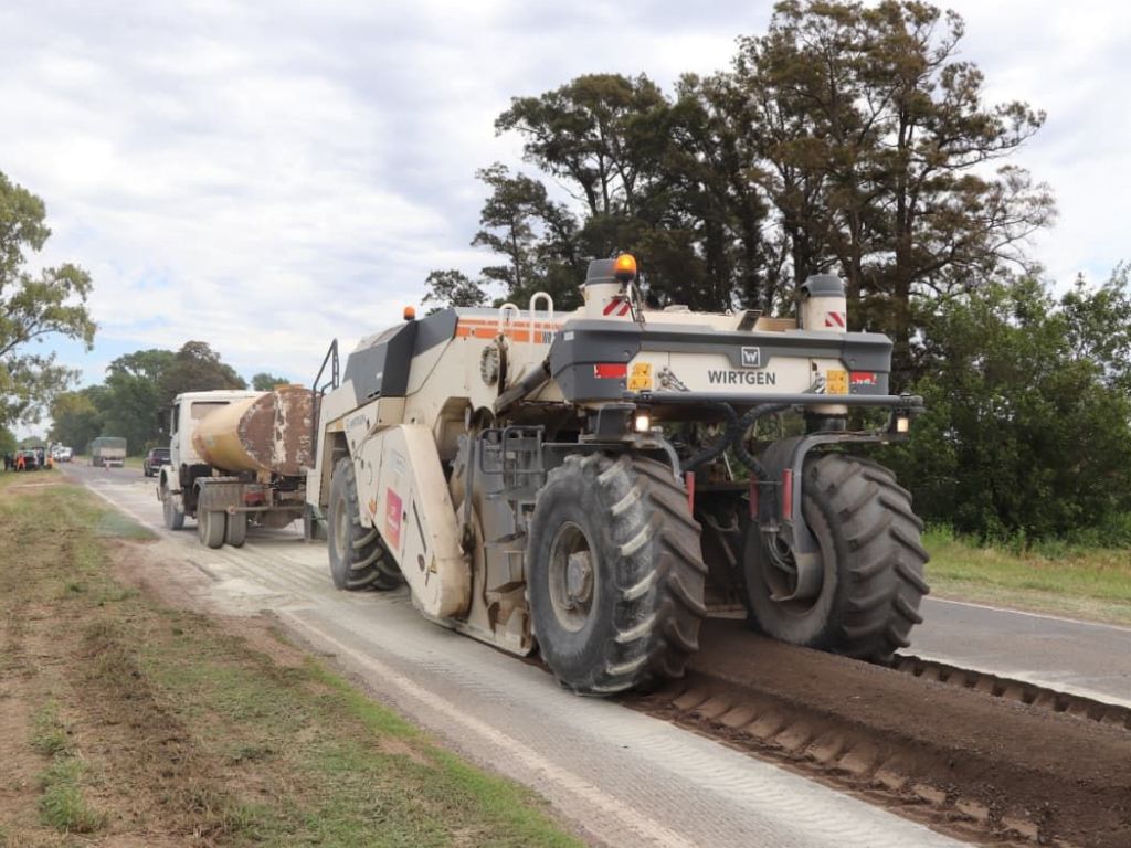 Avance de obras en rutas provinciales de Santa Fe, con maquinaria trabajando sobre el pavimento.