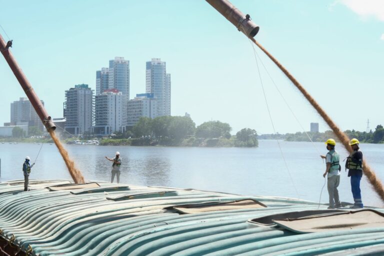 Provincia continúa potenciando el Puerto de Santa Fe: 5.000 toneladas de trigo se embarcan a San Lorenzo