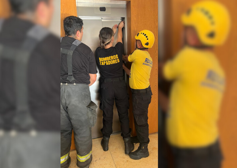 San Lorenzo: Dos personas quedaron atrapadas en un ascensor y fueron rescatadas por bomberos