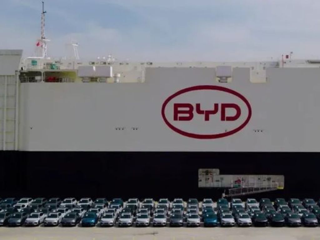 El buque BYD Changzhou descargando vehículos eléctricos en la Terminal Zárate.
