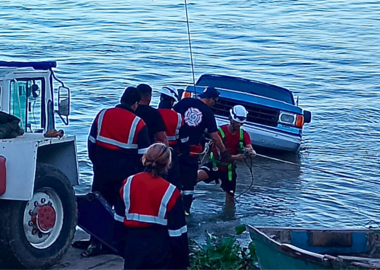 Cayó una camioneta con un bote al río Paraná en la bajada Quinta Zelaya