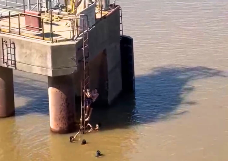 Alarma en Puerto San Martín por chicos que se arrojan al río desde muelles portuarios