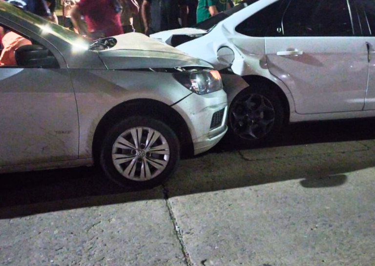 Choque entre dos vehículos en Belgrano y Colón durante la noche del viernes