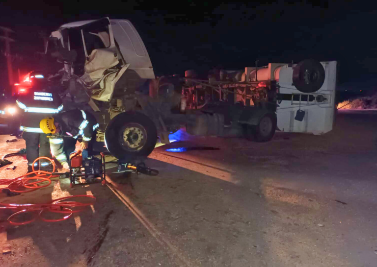 Violento choque entre camiones en Puerto San Martín: un conductor quedó atrapado y fue rescatado por bomberos