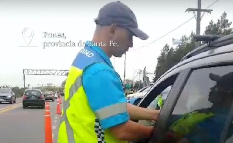 Conductor marca el máximo nivel en alcoholímetro y ofrece excusa insólita durante control en Funes
