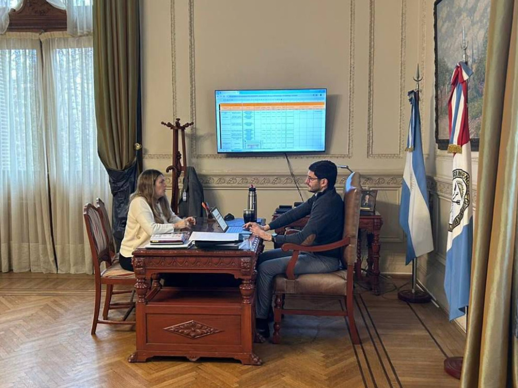 Silvana Di Stefano junto a Maximiliano Pullaro analizando las Obras Menores San Lorenzo.