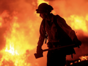 Bomberos y aviones hidrantes combatiendo los incendios forestales en la Patagonia tras la declaración de Emergencia Ígnea por DNU.