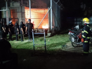 Fachada de la comisaría 24 de Granadero Baigorria tras el motín e incendio de esta madrugada.