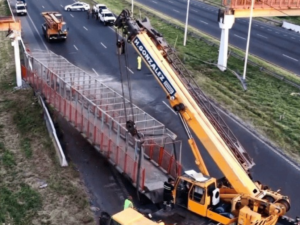 Operativo de grúa removiendo el puente peatonal caído en la Avenida Circunvalación de Rosario tras el choque de un camión