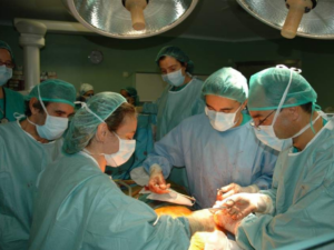 Personal médico en el HECA durante el operativo de ablación de órganos con técnica de asistolia controlada.