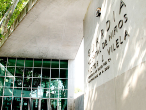 Fachada del Hospital Vilela donde atienden a la nena de 4 años en situación de calle rescatada en Rosario.
