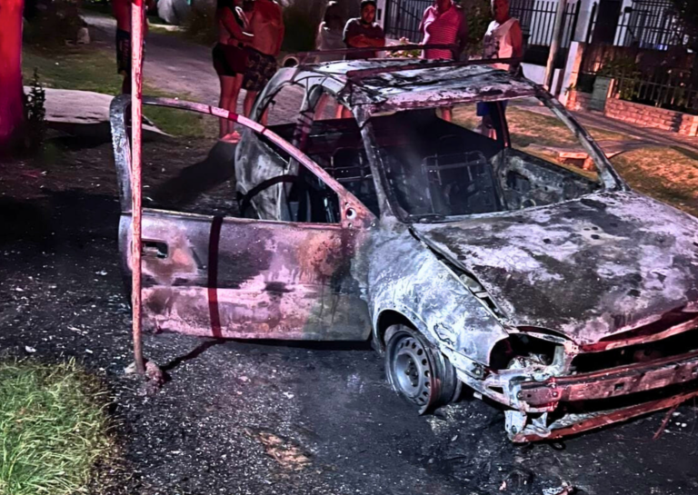 Incendio destruyó un auto estacionado en Fray Luis Beltrán y se investigan las causas