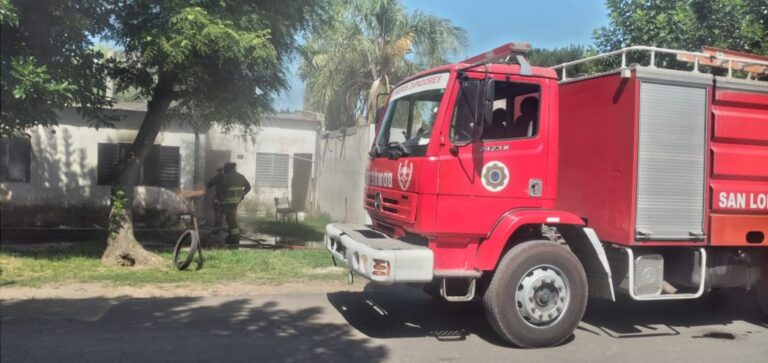 Se incendió una vivienda en Fray Luis Beltrán y trabajaron varias dotaciones de bomberos