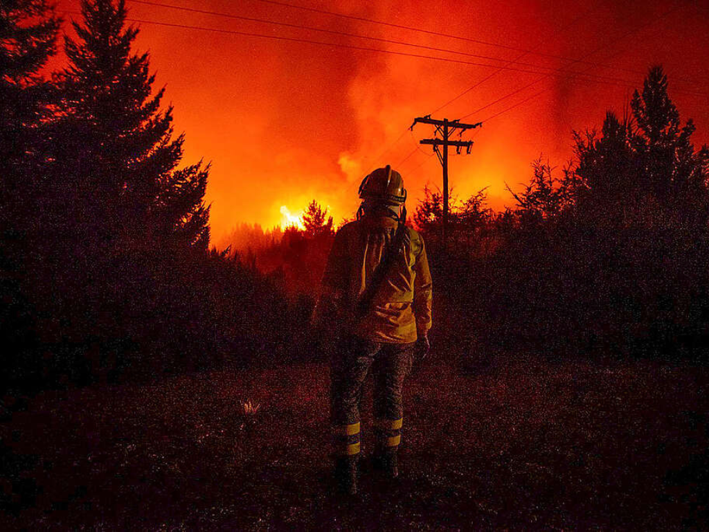 Bomberos combaten los incendios en Chubut tras confirmarse que el fuego fue intencional