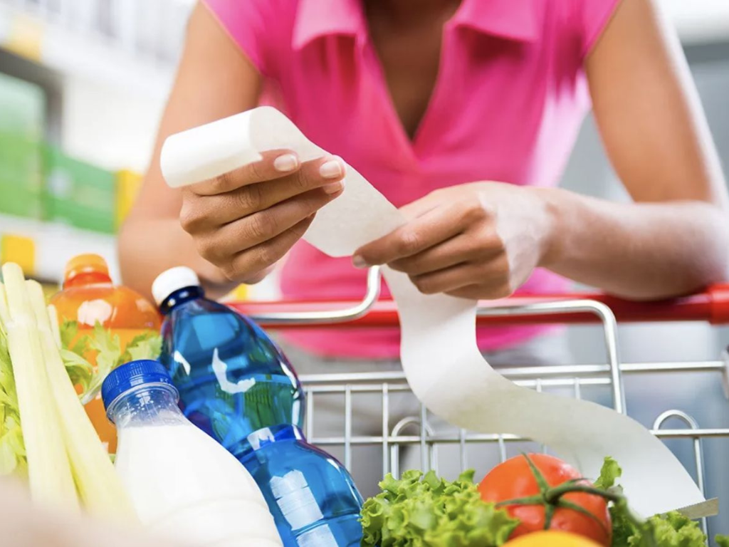 Persona controlando ticket de compra e inflación en 2025