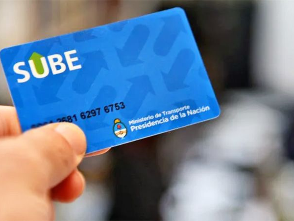 Pasajeros utilizando la tarjeta SUBE para el beneficio del Boleto Educativo Santa Fe 2026.