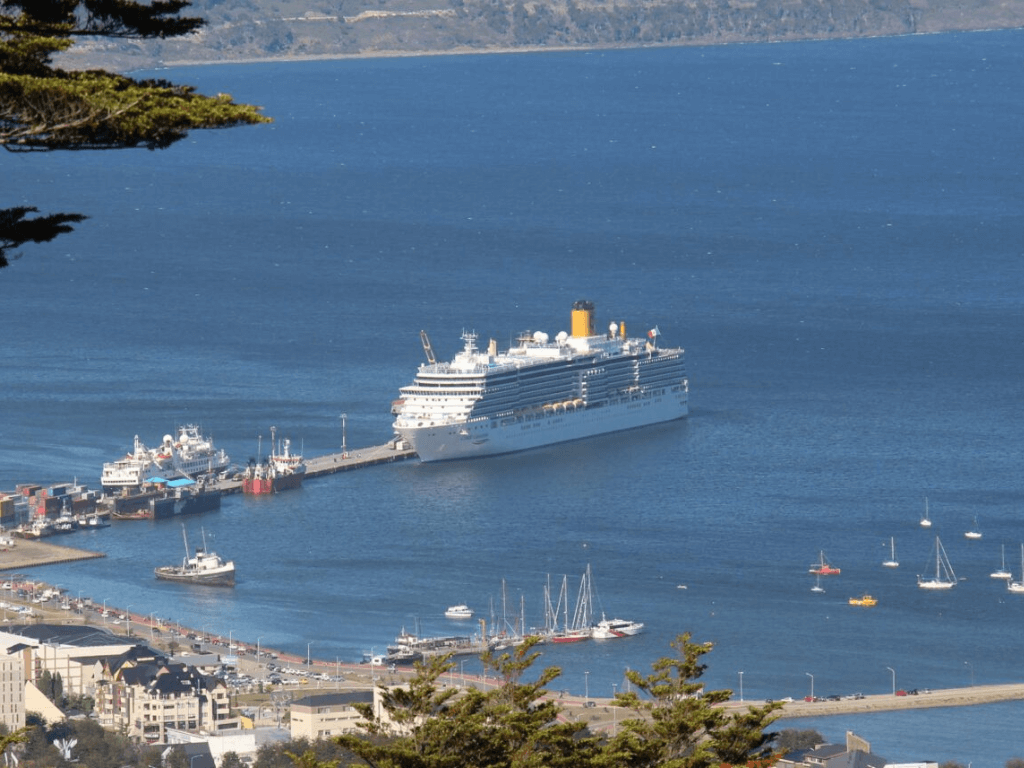 Vista panorámica de la terminal marítima afectada por la intervención del puerto de Ushuaia.