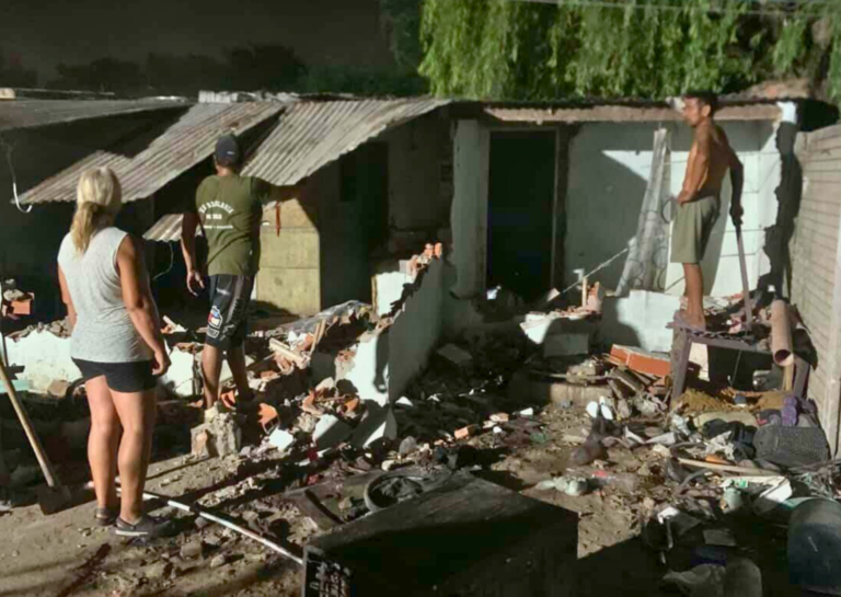 Barrio Las Quintas: vecinos derribaron un presunto búnker tras denuncias por acoso y narcomenudeo