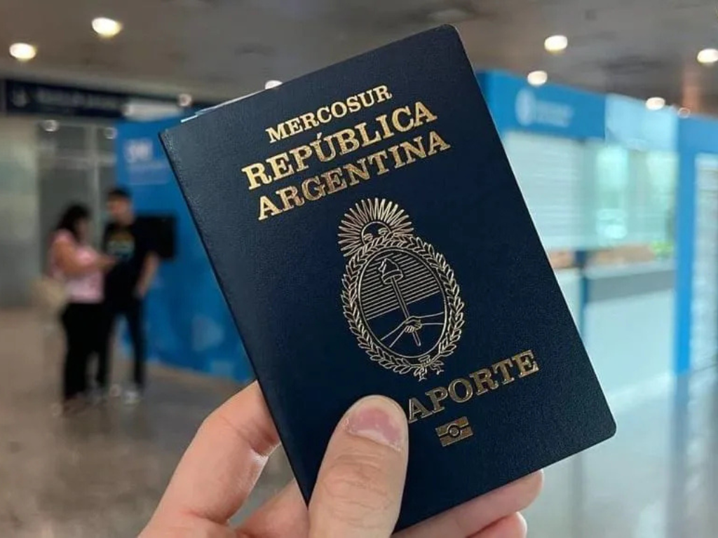 Nuevos diseños del Documento Nacional de Identidad y Pasaporte de la República Argentina con medidas de seguridad renovadas.