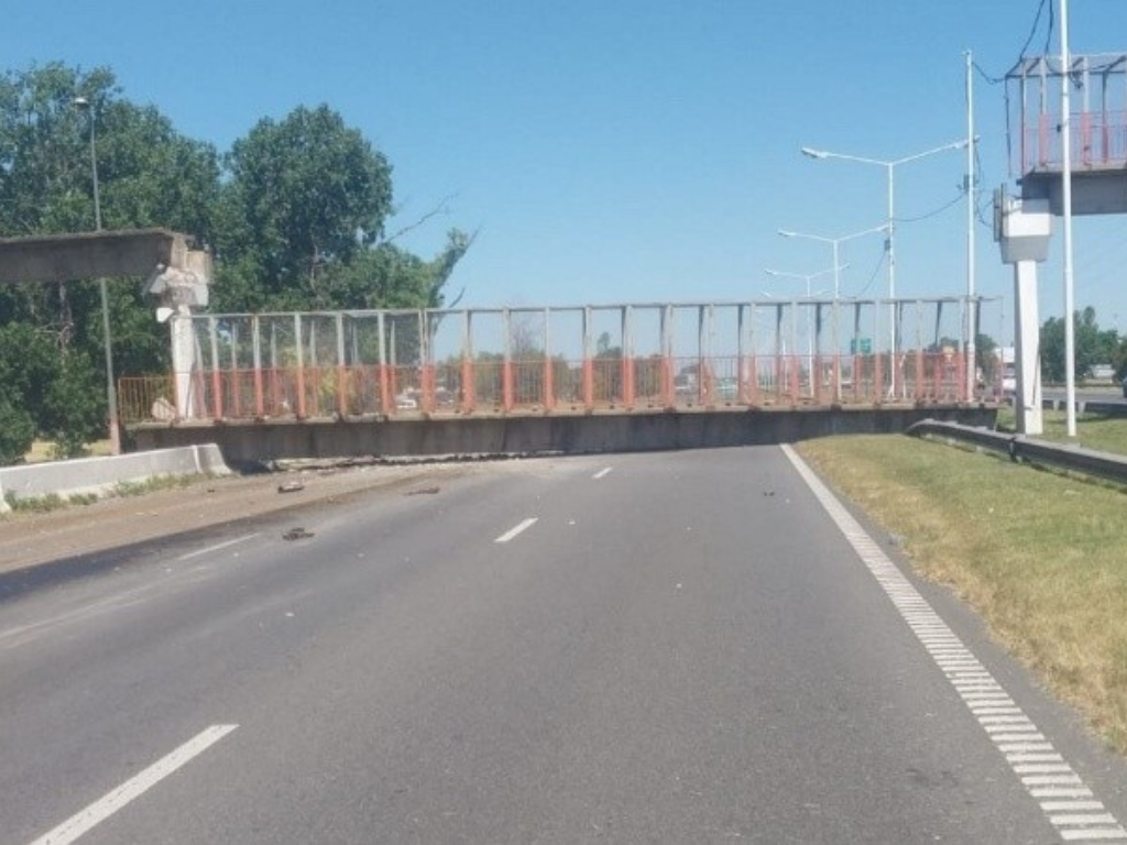 Estructura del puente de Circunvalación caído sobre la ruta por el golpe de una excavadora.
