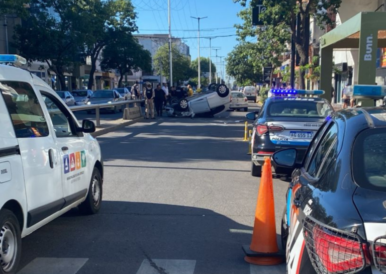 Tragedia vial en el centro de San Lorenzo: falleció la mujer que volcó con su auto