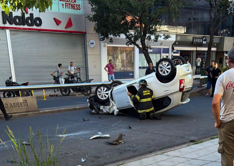 Violento siniestro vial en San Martín y Dr. Ghío: un auto volcó y una mujer fue hospitalizada