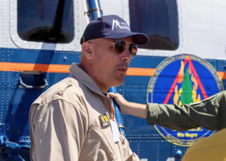 De Cañada de Gómez al frente del fuego: el santafesino que combate incendios en la Patagonia desde el aire