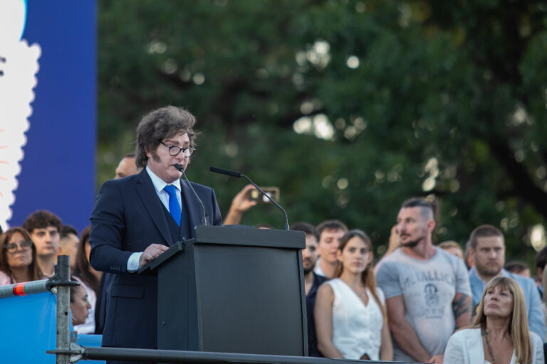 Milei encabezó el acto por el Combate de San Lorenzo y entregó el sable corvo a los Granaderos: “Un acto de justicia histórica”