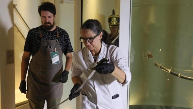 Comenzó el histórico traslado del sable corvo de San Martín, que Milei entregará hoy a los Granaderos en San Lorenzo