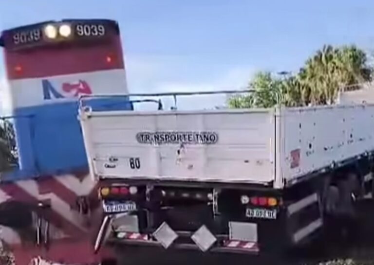 Colisión entre tren y camión en la intersección de AO12 y República de Chile