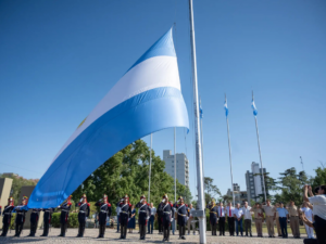 Izamiento de la bandera en el Campo de la Gloria por el 213 aniversario del Combate de San Lorenzo.