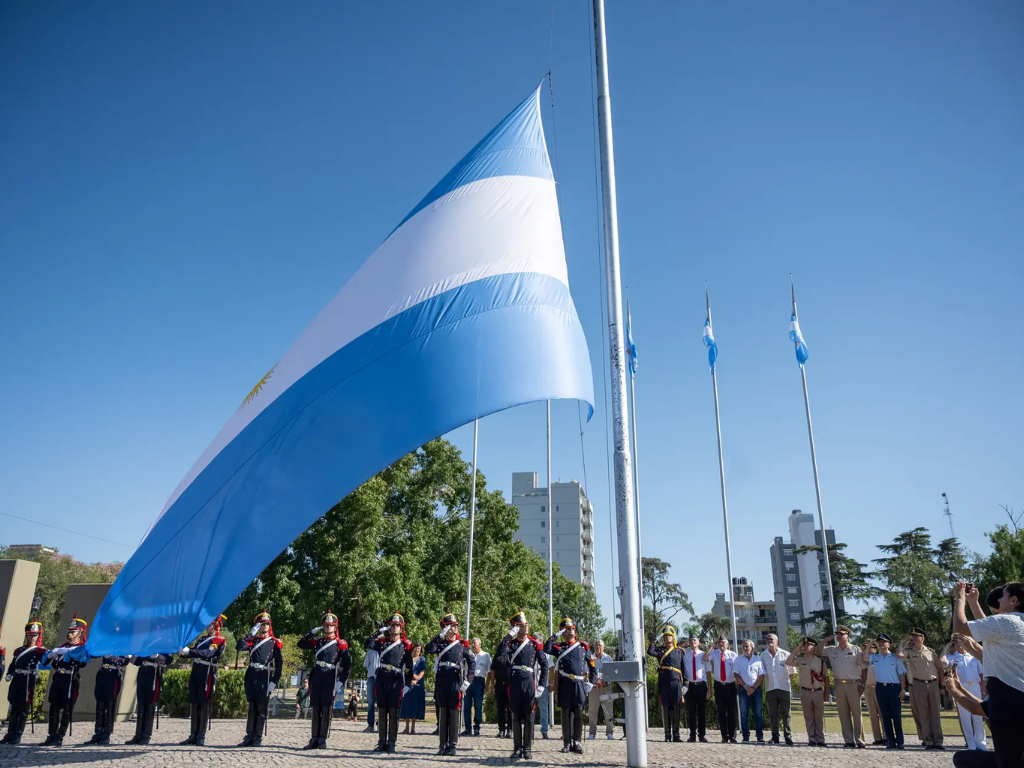 Izamiento de la bandera en el Campo de la Gloria por el 213 aniversario del Combate de San Lorenzo.