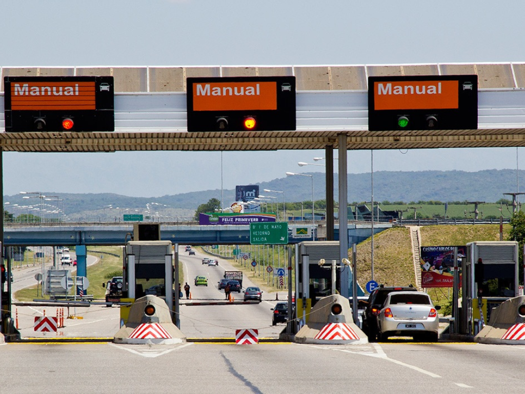 Cabinas de cobro en autopista nacional con el nuevo cuadro tarifario.