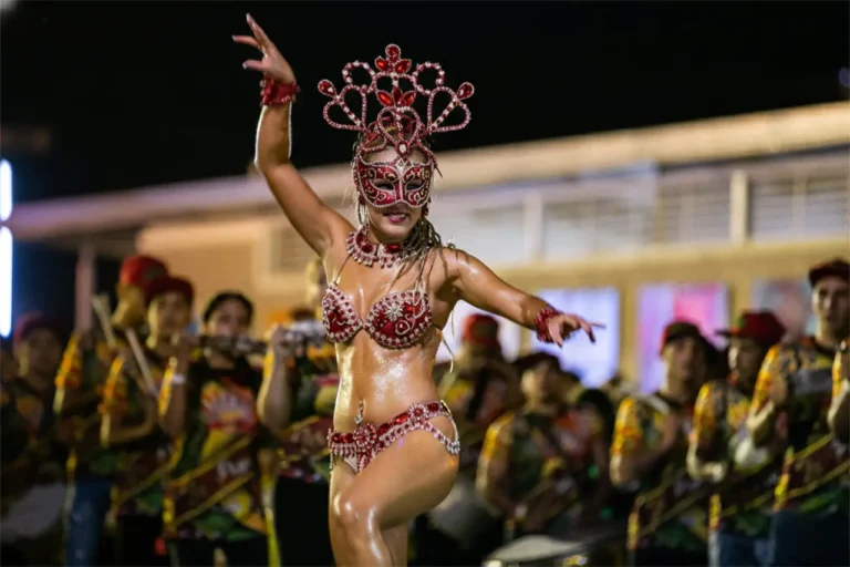 Este viernes y este sábado habrá un gran desfile de comparsas por la avenida San Martín