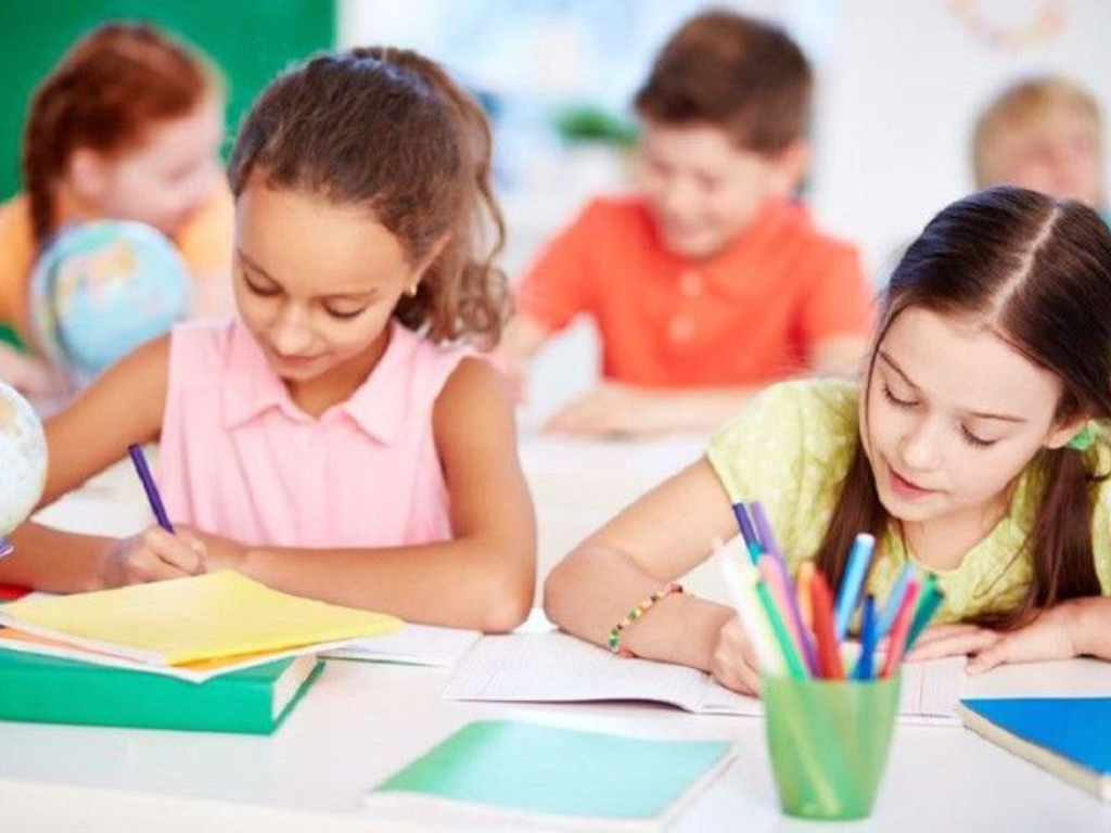 Niños en el aula durante el inicio de clases 2026, beneficiarios de la Ayuda Escolar Anual de ANSES.
