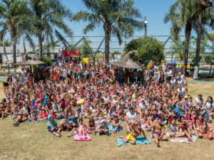 Niños jugando en los inflables durante el cierre de la Colonia de Verano 2026 en el Polideportivo de Timbúes.